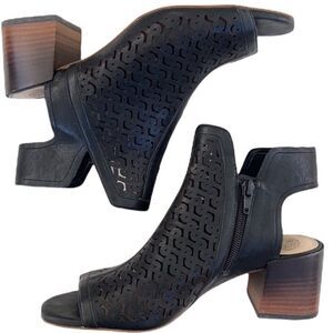 EUC Vince Camuto leather heeled sandals